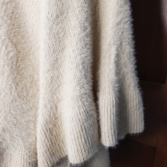 Only 2 left! S/M Fuzzy Eyelash Turtleneck Dolmam Poncho - Picture 2 of 6